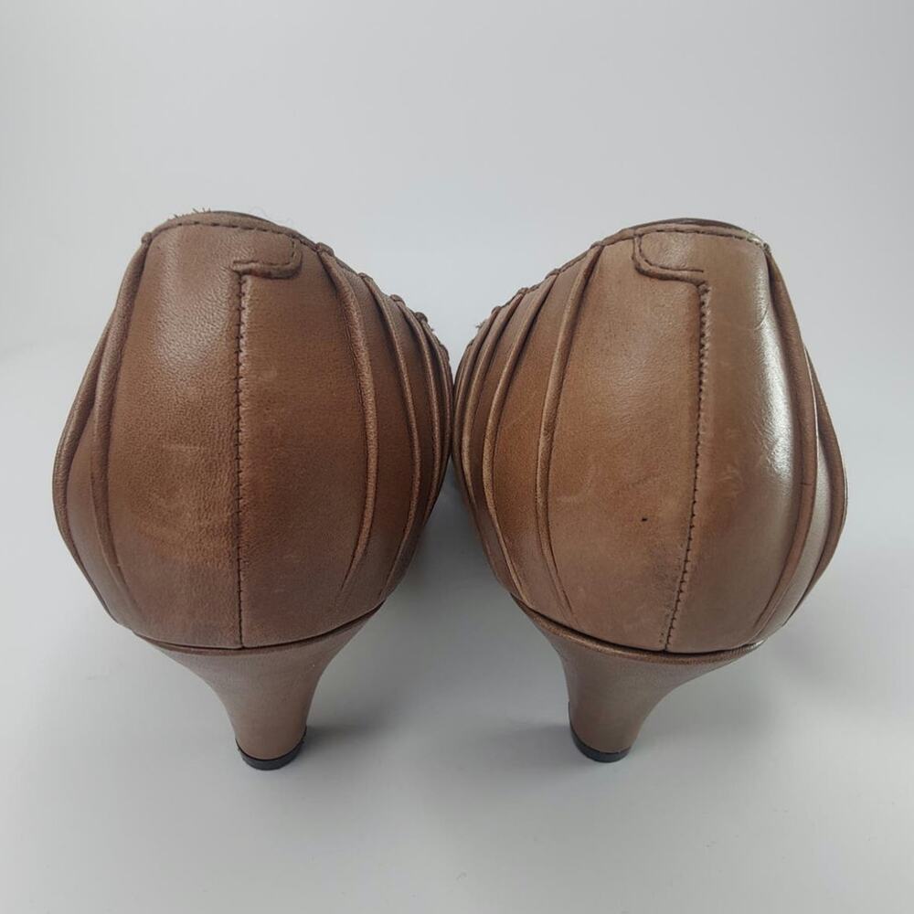 Tan leather pleated heels sz 8.5. Indigo by Clarks - Picture 4 of 9